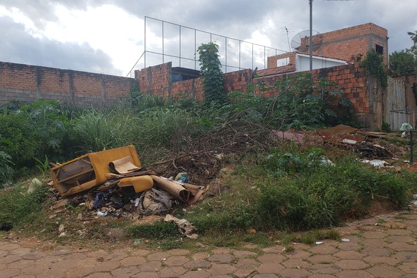 Lote em situação de abandono e tomado pela sujeira revolta moradores do bairro Vila Rosa