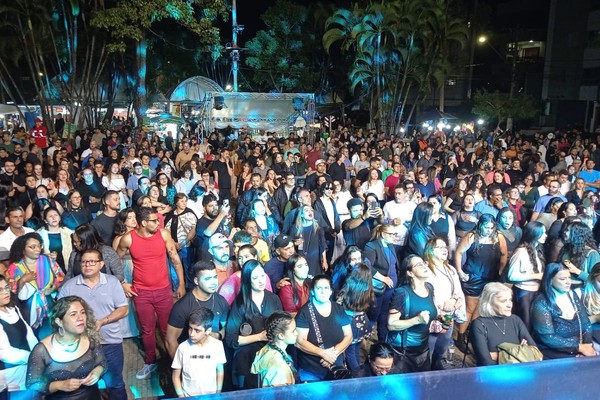 Em noite de Lizandra e Dino Fonseca, público lota praça do Fórum; veja ao vivo