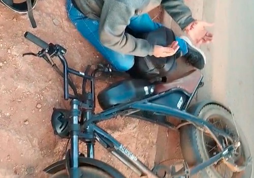 Motorista foge após atingir bicicleta elétrica e deixar mulher ferida em Patos de Minas