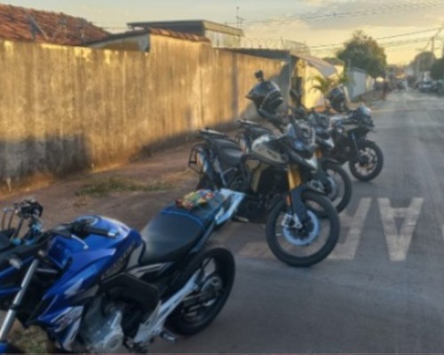 Jovem é preso em moto com dispositivo para esconder a placa e praticando direção perigosa