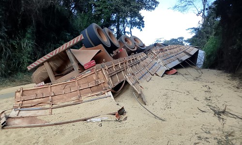 Bitrem carregado de soja tomba na MG 188 após motorista tentar evitar batida frontal com rodotrem
