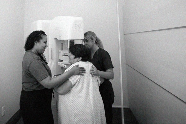 Outubro Rosa: a importância da mamografia para identificar lesões e o câncer de mama em fases iniciais