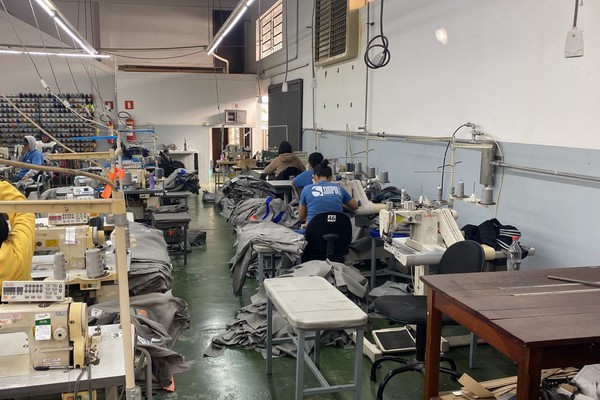 Fábrica de roupas inicia contratação imediata de vários profissionais em Patos de Minas