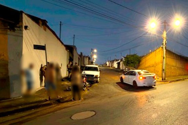 Motorista e adolescente acabam na delegacia após moto atingir carro que tentava conversão