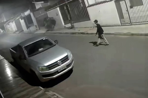 Imagens voltam a mostrar bandidos arrombando portão e furtando bicicleta em Patos de Minas