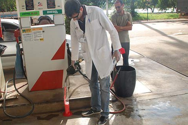 Fiscais do Procon de Belo Horizonte fiscalizam postos de combustíveis em Patos de Minas