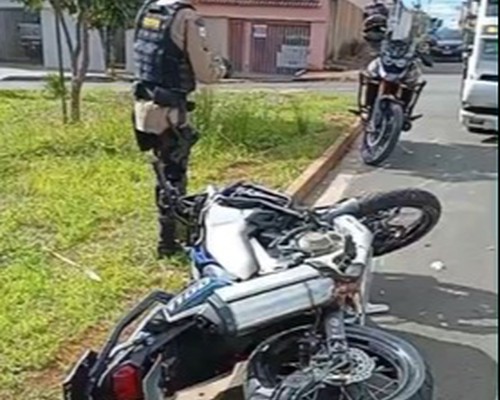 Jovens em moto ficam gravemente feridos após baterem em caminhão durante fuga em Patos de Minas