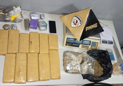 Casa usada como depósito de drogas é descoberta e dois acabam presos em Patos de Minas