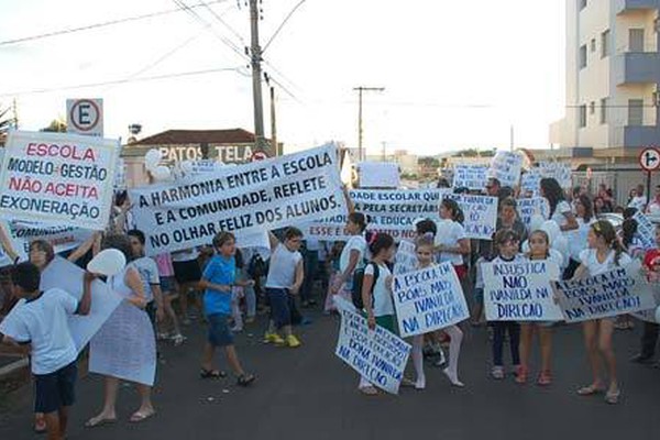 Pais e alunos indignados protestam contra exoneração de diretora em Patos de Minas