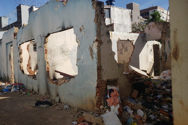 Usuário de drogas vive em casa em ruínas no centro da cidade e situação preocupa a vizinhança