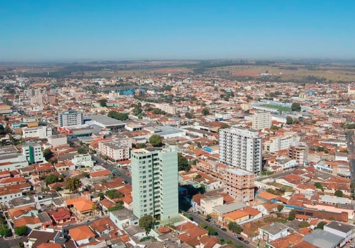 Contribuintes de Patos de Minas começam a receber guias do IPTU 2026; imposto vence em agosto