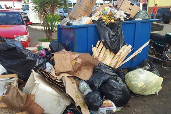 Container instalado pela Prefeitura não resolve problema do lixo no Mercado Municipal