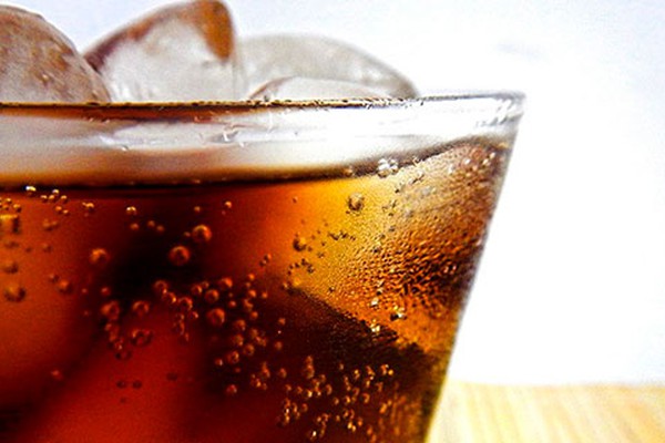 Homem acha objetos em refrigerante e Coca-cola terá que pagar R$5 mil de indenização 