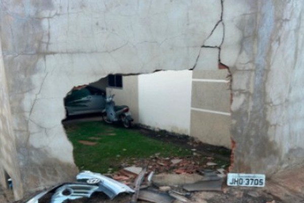 Carro faz buraco em muro após motorista embriagado perder controle de carro e bater em residência