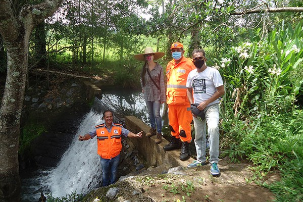 Cercada e reflorestada, nascente em Patos de Minas triplica vazão de água em dois anos