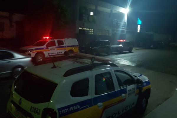 Motorista embriagado dorme ao volante no meio da rua e acaba preso pela Polícia Militar