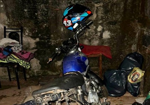 Polícia encontra pedras de crack e motocicleta furtada escondida em residencia, em Patos de Minas