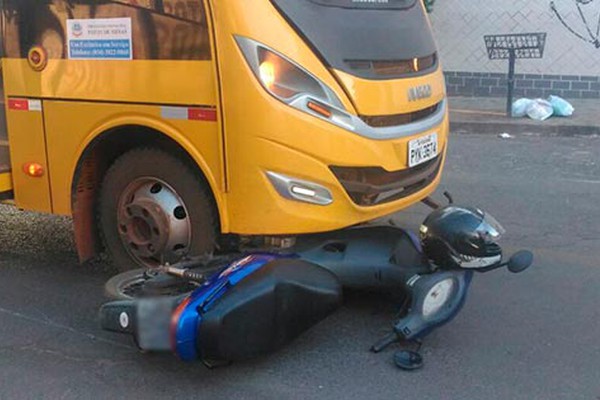 Motociclista fica ferida ao ter moto arrastada por ônibus do transporte escolar em Patos de Minas