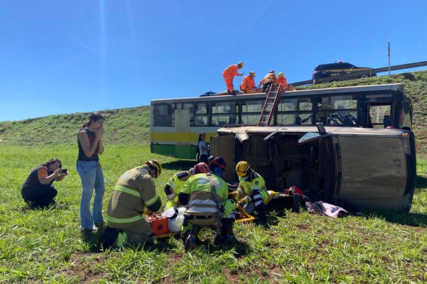Órgãos de segurança realizam simulado de acidente grave envolvendo ônibus e carro no Trevo da Pipoca