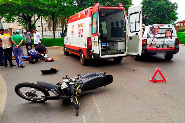 Motociclista fica caído na rua Doutor Marcolino ao se envolver em acidente com caminhonete 