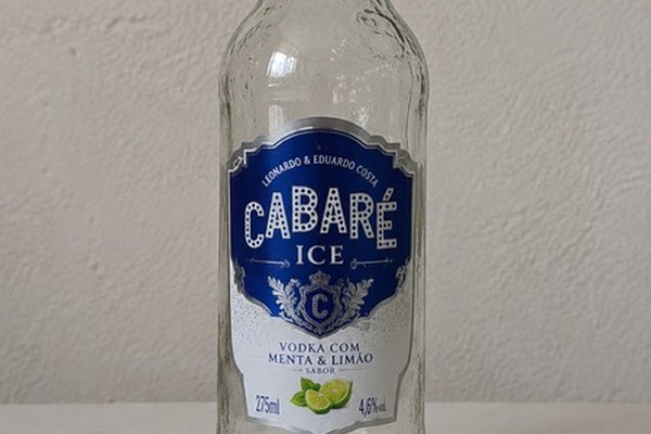 Aluna bebe e serve bebida alcoólica para colegas em sala de aula em Patos de Minas