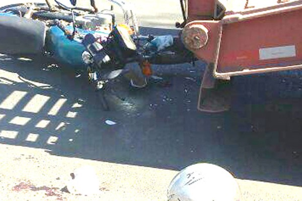 Motociclista fica gravemente ferido ao bater na traseira de caminhão na avenida JK