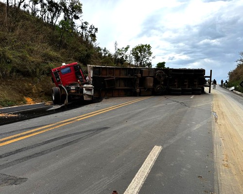 Carreta tomba na BR 365 após atingir barranco e interdita rodovia