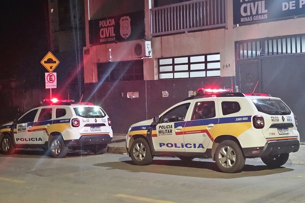 Policiais têm que arrombar portão e usar Taser para retirar homem do convívio conjugal