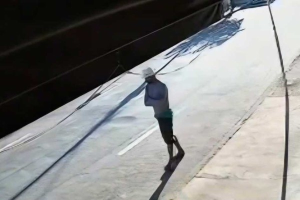 Câmeras flagraram homem de chapéu furtando escadas em loja de Patos de Minas; veja