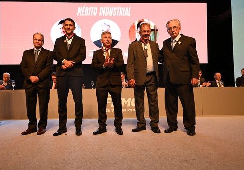 Empresário patense é homenageado pela FIEMG durante celebração do Dia da Indústria 2026
