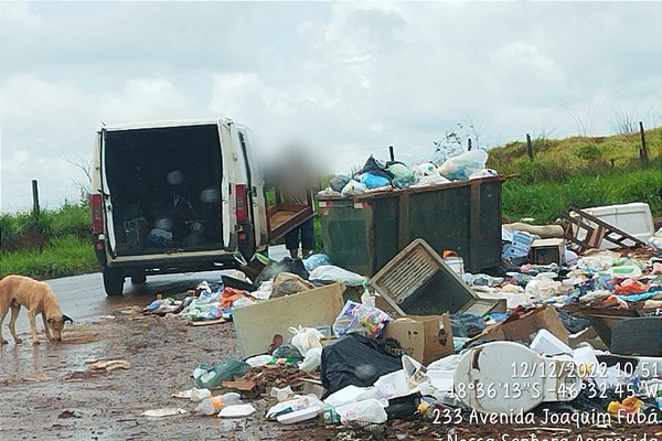 Prefeitura flagra descarte irregular de lixo e multa dono de veículo em quase R$1 mil