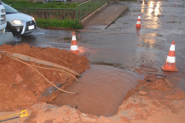 Grande vazamento de água durante reparo de rede causa transtornos em Patos de Minas