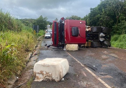 Acidente com caminhão de algodão interdita o trânsito na BR 354, entre Lagoa e Carmo do Paranaíba