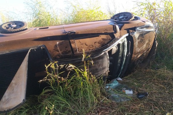 Motorista tenta desviar de caminhão, perde o controle do veículo e capota na MGC-354 em Presidente Olegário