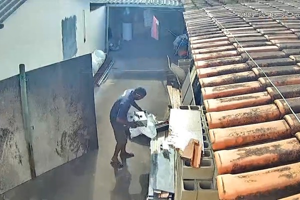 Imagens mostram homem furtando panelas, bule, frigideira e até cilindro de pastel em Patos de Minas; veja