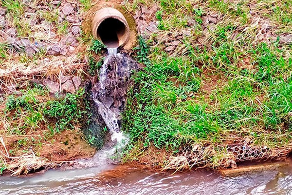 Imagens de esgoto sendo despejado no Córrego do Monjolo  desmentem promessa da Copasa