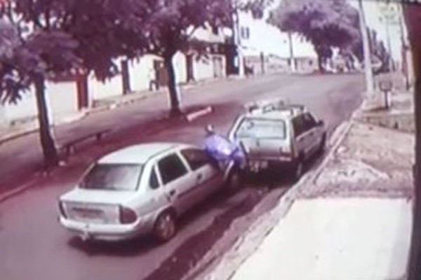 Vídeo Incrível! Homem salta e escapa de ser atropelado por mulher com crise de espirro em Patos de Minas