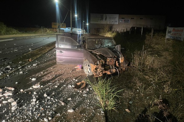 Condutor inabilitado perde o controle, arranca poste e deixa dois feridos em Guimarânia
