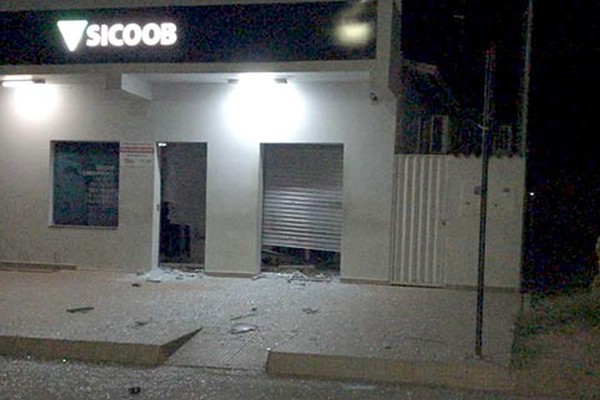 Bandidos fazem buraco na parede e explodem caixa eletrônico do Banco Sicoob em JK