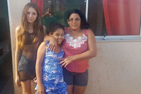 Com sério problema de visão, mãe de duas meninas pede ajuda para recuperar casa ameaçada 