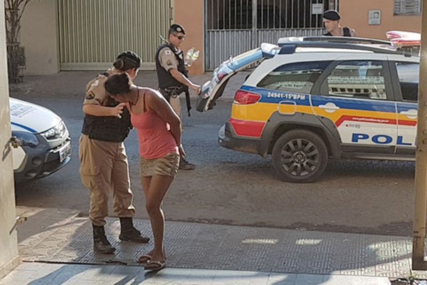 Após diversas denúncias, mãe de 4 crianças é presa por tráfico de drogas em Patos de Minas