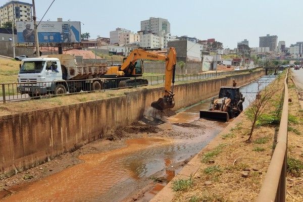 Para amenizar inundações no período chuvoso, Secretaria de obras realiza limpeza no Córrego do Monjolo