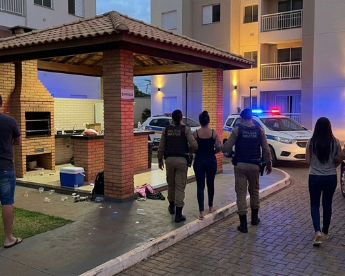 Briga por uso de quiosque em condomínio termina em prisões por injúria, vias de fato e agressão