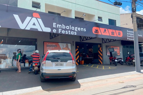 Mais ampla e moderna, VAL Embalagens e Festas reinaugura nova loja em Patos de Minas