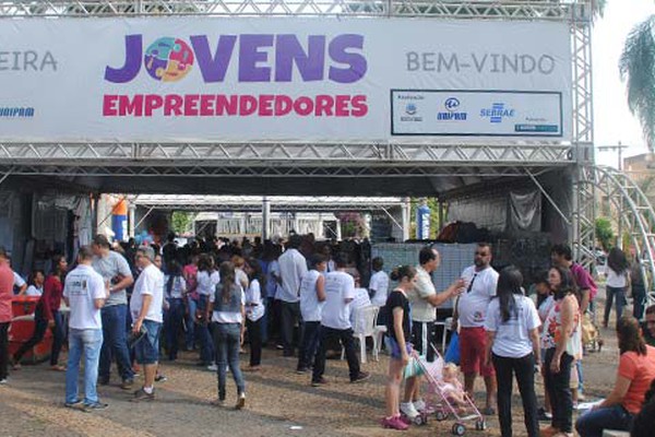 Praça do Fórum vira local de negócio para milhares de estudantes na Feira do Empreendedorismo