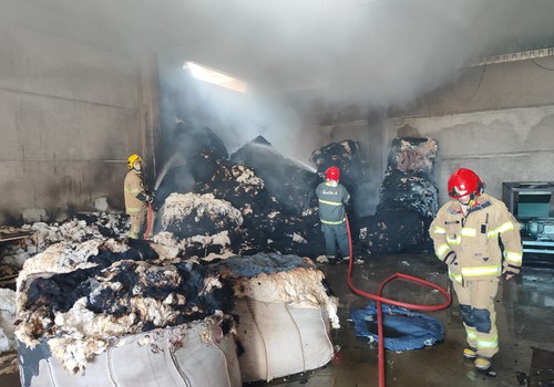 Solda em telhado vizinho pode ter sido a causa de incêndio de grandes proporções em fábrica de estopas