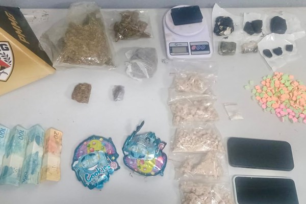 Polícia Militar apreende maconha, haxixe e drogas sintéticas e prende dois jovens por tráfico
