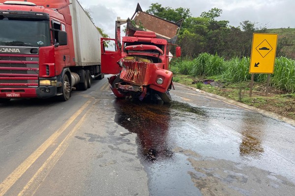 Acidente envolvendo quatro veículos e carga perigosa obriga a PRF a interditar o trânsito na BR 365