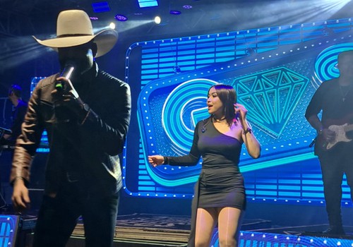 Multidão canta junto com Guilherme Silva na Fenapraça 2026; veja ao vivo