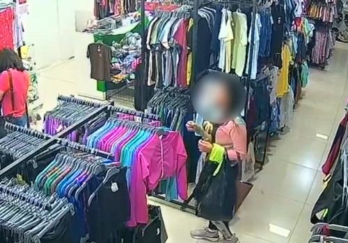 Câmera flagra mulher furtando camisola de apenas R$20,00 no Centro de Patos de Minas